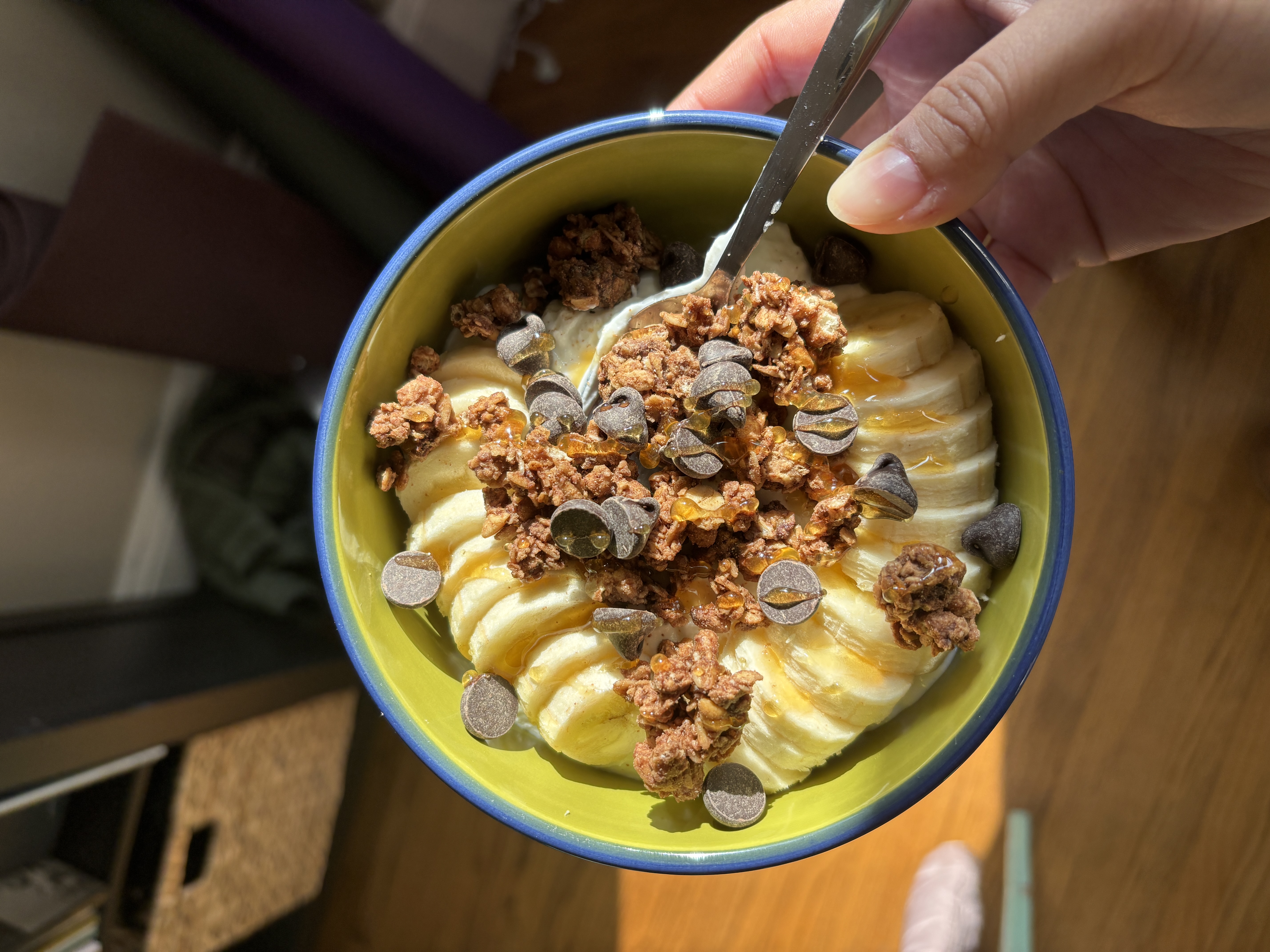 banana & dark chocolate yogurt bowl